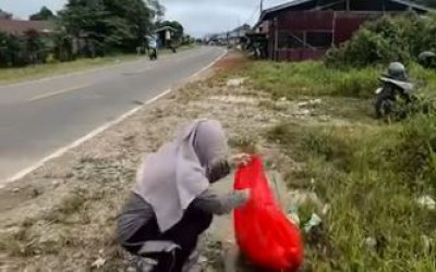 Civitas Akademika STIT Iqra' Kapuas Hulu Turut Serta dalam Gerakan Jumat Bersih Bersama Pemda